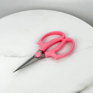 مقص تقليم أوراق النباتات باللون الوردي